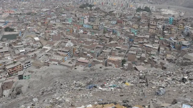 Basura amontonada en el Cerro San Cristóbal.