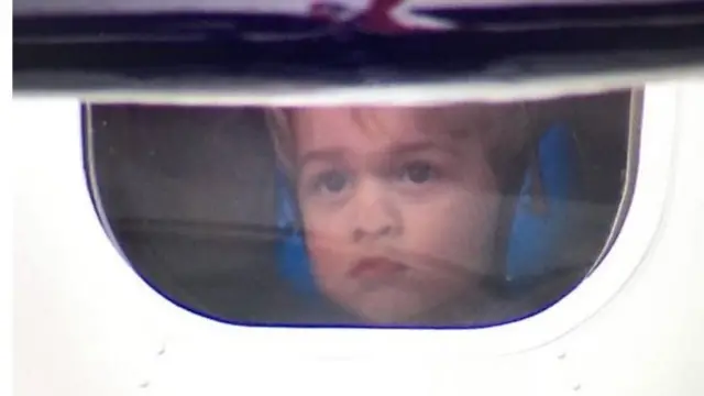 விக்டோரியா துறைமுகத்திலிருந்து கிளம்பிய, நீரில் தரை இறங்க கூடிய அந்த விமானத்தின் கண்ணாடி ஜன்னலில் தனது முகத்தை ஒட்டி வைத்து பார்க்கிறார் இளவரசர் ஜார்ஜ்.