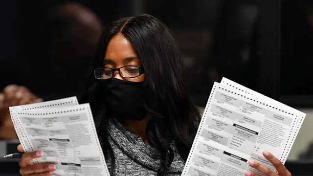 Funcionária da autoridade eleitoral analisa votos no Estado da Carolina do Norte