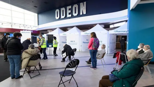 İngiltere'de hükümetin hedefi kitlesel aşılama ve önlemler ile bahar aylarına kadar salgının hızının kesilmesi