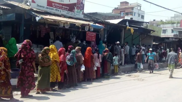 ওএমএস চাল বিক্রির লাইনে সামাজিক দূরত্ব না মানায় স্বাস্থ্য ঝুঁকি তৈরি হয়।