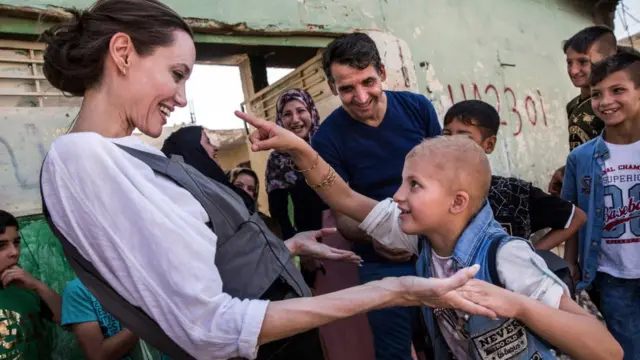 جولي: "عراقیان لاهم د مړو او کنډوالو منځ کې اوسېږي"