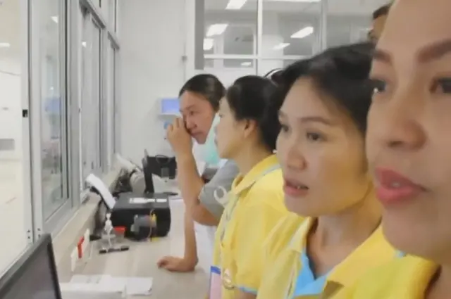 పిల్లలని కిటికీల నుంచి వీక్షిస్తున్న తల్లిదండ్రులు