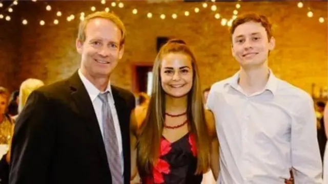 බිල් කොනර් (වමේ), ඇබී (මැද) සහ දිවිගලවාගත් සොයුරු ඔස්ටින් (දකුණේ)