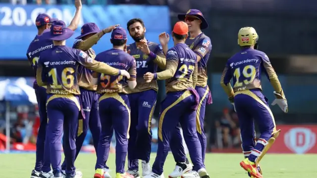 वरुण चक्रवर्ती ने अपने पहले ही ओवर में विराट कोहली समेत दो विकेट लिए