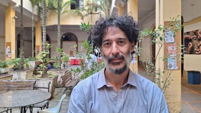 Daniel Hirata posando para fotosporting bet 365pátiosporting bet 365faculdade