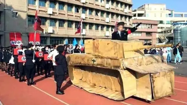 台湾光复中学学生在校庆变装成希特勒站在坦克车上。