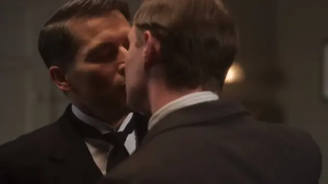 Tomasa igra Rob Džejms Kolier