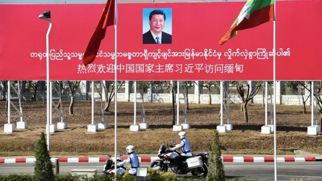 တရုတ် သမ္မတ ရှီ ကို နေပြည်တော်မှာ ကြိုဆိုနေတဲ့ မြင်ကွင်း