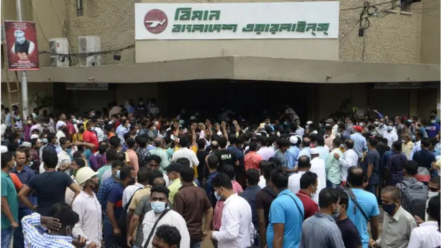 ঢাকায় বিমান বাংলাদেশে এয়ারলাইন্সের সামনে বিক্ষোভ হয়েছে।