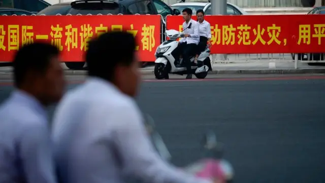 Chinos en motocicleta.