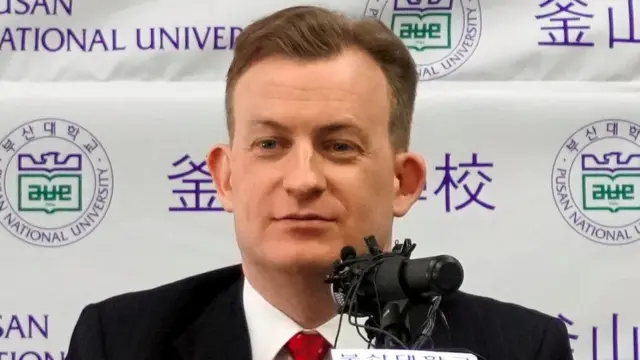 부산대 로버트 켈리 교수가 2017년 3월에 열린 기자회견에서 발언하는 모습