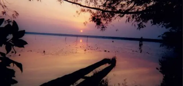 Coucher de soleil au lac Tele. Photo : Adam Davies