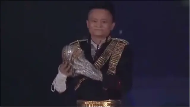 আলি বাবা'র এক অনুষ্ঠানে জ্যাক মা মাইকেল জ্যাকসনের সাজ নিয়েছিলেন