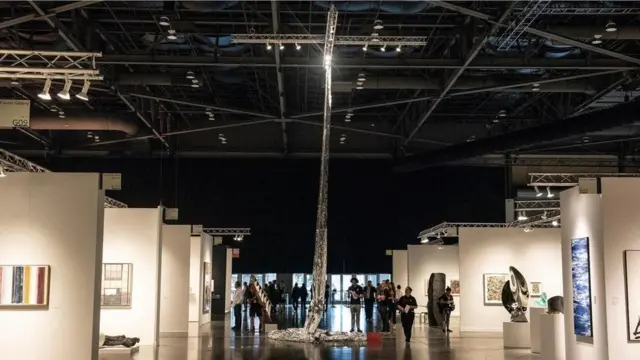 العاكس المداري، الذي يظهر في الصورة في معرض سياتل للفنون، كان من المفترض أن يصبح أول منحوتة فضائية في العالم