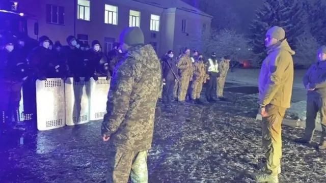 Шикування спільних нарядів поліцейських, прикордонників і нацгвардійців в Овручі