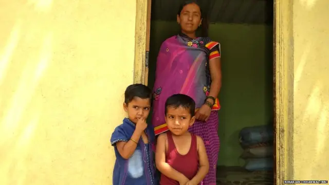 कितीही कष्ट पडले तरी लेकरांना कमी पडू द्यायचं नाही असं सारीका म्हणतात.