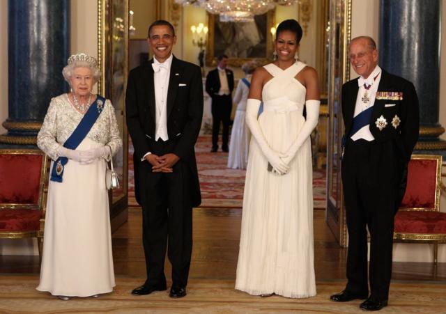 Королева и принц Филипп позируют с президентом Бараком Обамой и его супругой Мишель перед началом банкета в Букингемском дворце. В 2011 году Обама приезжал в Британию с государственным визитом.