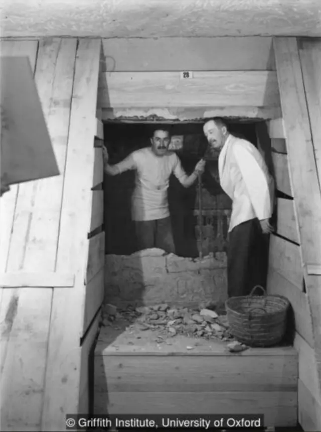 Hasil jepretan Burton kerap kali sangat dramatis, seperti yang terlihat dalam foto ini. Carter (kiri) dan Lord Carnarvon (kanan) di depan makam.