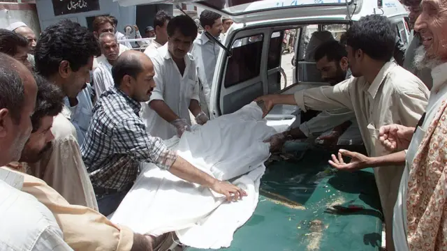 حملے میں ہلاک ہونے والے شخص کی میت ہسپتال میں لائی گئی