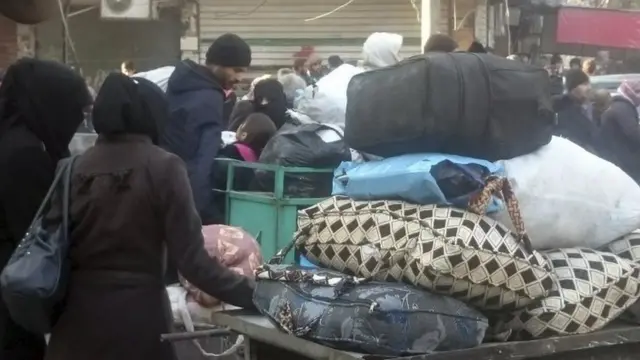 غیرنظامیان در انتظار خروج از شرق حلب