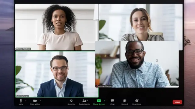 Quatro pessoas em quatro telas diferentes durante reunião no Zoom