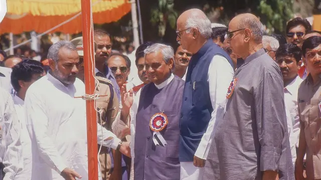 بی جے پی کے موجودہ وزیراعظم نریندر مودی سابق بے جے پی کے لیڈروں کے ہمراہ