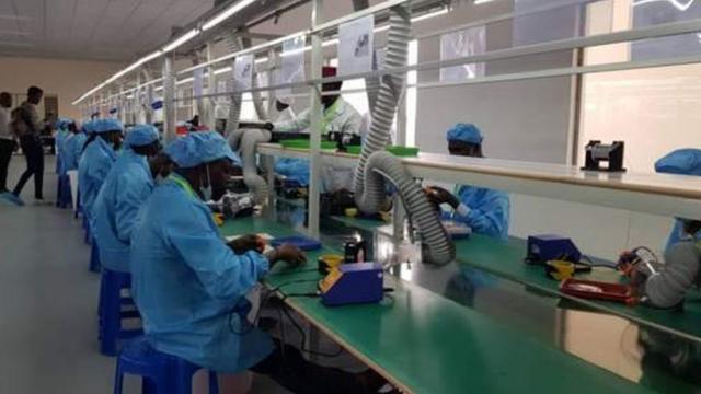 Des employés de la nouvelle usine de fabrication de téléphones.
