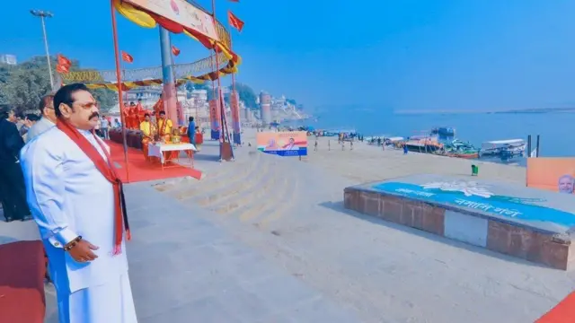 બોધગયા જતાં પહેલાં અસ્સી ઘાટ પર મહિંદા રાજપક્ષે