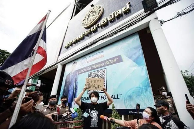 นายสมบัติ บุญงามอนงค์ เคลื่อนแรลลี่ "คาร์ม็อบ" ไปยังที่ทำการพรรคร่วมรัฐบาลเมื่อ 10 ก.ค. เรียกร้องให้พรรคประชาธิปัตย์ซึ่งมี 48 เสียงในสภา ถอนตัวจากการร่วมรัฐบาล