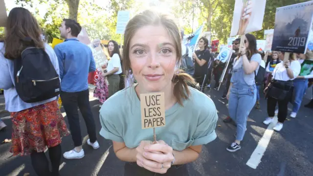 লন্ডনের ট্রাফালগার স্কোয়ারের বিখ্যাত নেলসনস কলামের সামনে প্রতিবাদ বিক্ষোভ চলে।