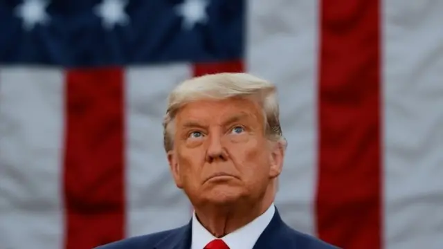 Retratofutebol apostas onlineDonald Trump com a bandeira americana ao fundo