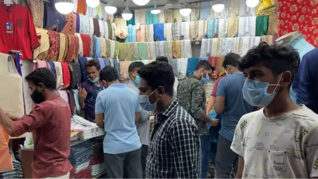 পাঞ্জাবির দোকানেও ছিল ভিড়