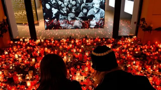 Par obeležava godišnjicu Plišane revolucije iz 1989. godine, koja je pomogla da se sruši komunistički režim u Čehoslovačkoj - još jedan od primera za „pravilo od 3,5 odsto" Erike Čenovet