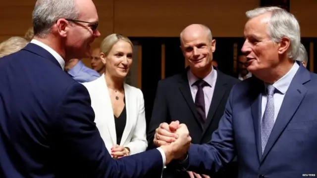 ไซมอน โคฟนีย์ รองนายกฯ ไอร์แลนด์ และมิเชล บาร์นิเยร์ ของสหภาพยุโรป