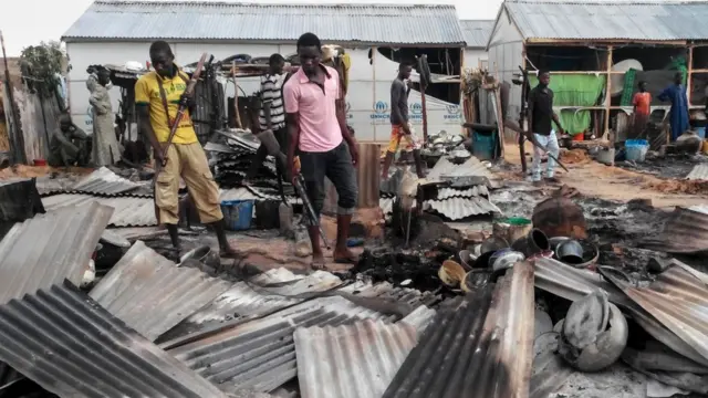 Aworan ọja kan atawọn ọdọ ti wọn gbe ibọn dani