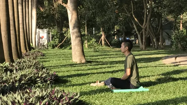 Masuko tập thiền khi có thời gian rảnh vào buổi sáng sớm.