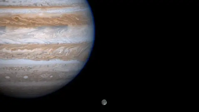 مشتری ۵۳ قمر نامگذاریشده و ۱۴ قمر نامگذارینشده دارد. این تصویری از مشتری و بزرگترین قمر آن گانیمد است