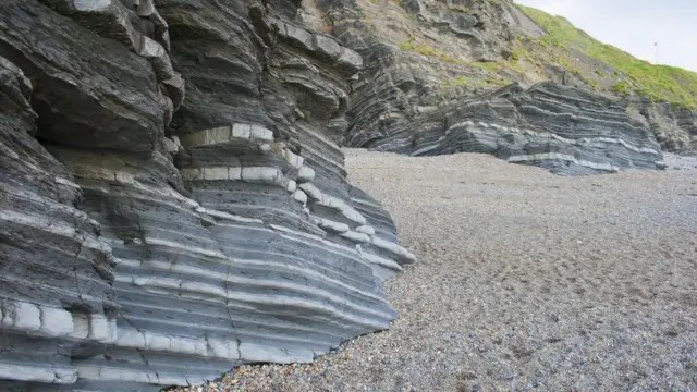 Сланцы раннего Силурийского периода на пляже у города Аберистуит