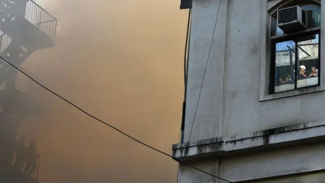 అగ్ని ప్రమాదం జరిగిన భవంతి నుంచి వెలువడుతున్న పొగ