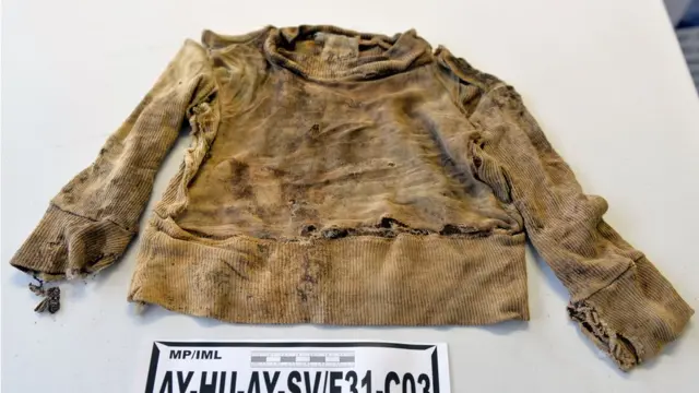 Ropa de niño recuperada de una fosa común en el cuartel Los Cabitos