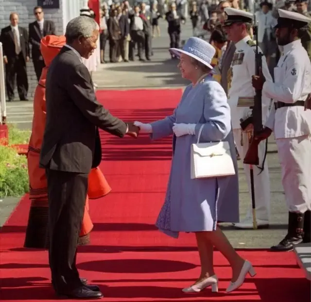 વર્ષ 1947 બાદ પ્રથમ વખત દક્ષિણ આફ્રિકાની મુલાકાતે ગયેલાં ક્વીન એલિઝાબેથનું રાષ્ટ્રપતિ નેલ્સન મંડેલાએ સ્વાગત કર્યું હતું