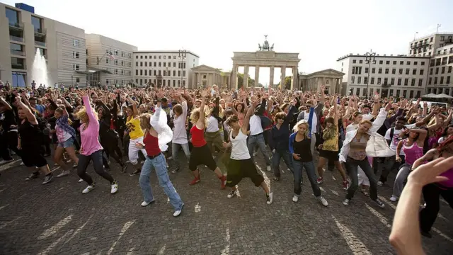 நடன கலைஞர்கள்