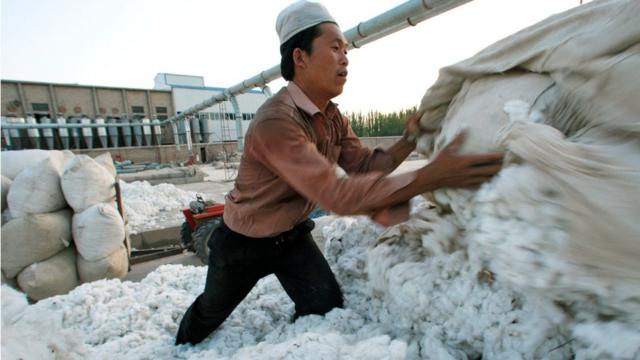 美國政府據報正考慮對來自新疆的部分或全部棉製品實施禁令。美國希望就涉嫌侵犯人權的行為懲罰北京，最快在本周會採取行動。