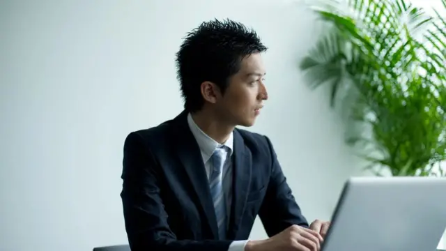 Z세대 근로자들은 더 많은 워라밸을 추구할 수도 있지만, 한편으로는 재정적 압박에 직면하기에 치열하게 커리어에 몰두하기도 한다