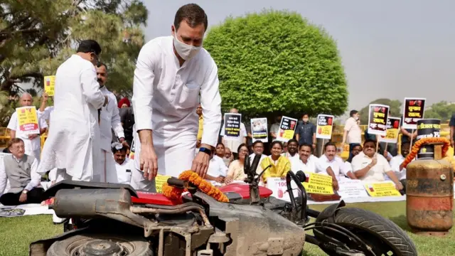 పెట్రోలు ధరలకు వ్యతిరేకంగా నిరసన వ్యక్తం చేస్తున్న రాహుల్ గాంధీ