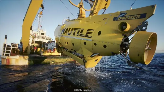 研究人员将乘坐潜水器驶向幽暗的深海，勘测锈迹斑驳的泰坦尼克号沉船。