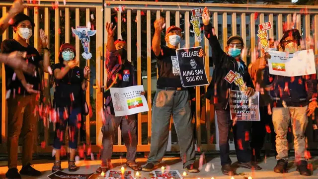 Warga demonstrasi di depan Sekretaria ASEAN di Jakarta, pada 12 Maret 2012.