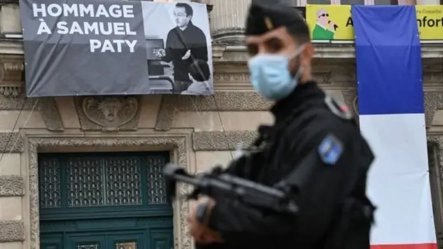 স্যামুয়েল প্যাটিকে হত্যার পর নিরাপত্তা বাড়ানো হয়েছে ফ্রান্সে।