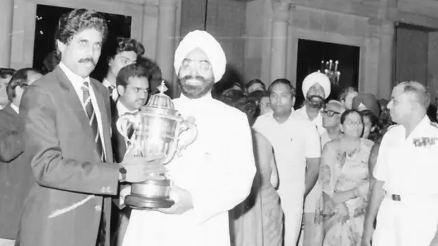 कपिलदेव को सम्मानित करते तत्कालीन राष्ट्रपति ज्ञानी जैल सिंह